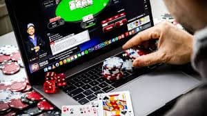 Tampilan antarmuka modern sevenslot777 pada perangkat mobile dengan tema hitam dan emas